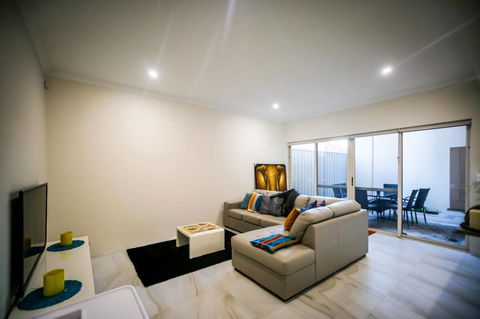 VIP Stays - Villa De Burswood Luxury 3BR Suite W/ King Bed FREE WIFI - Accommodation Broome 6