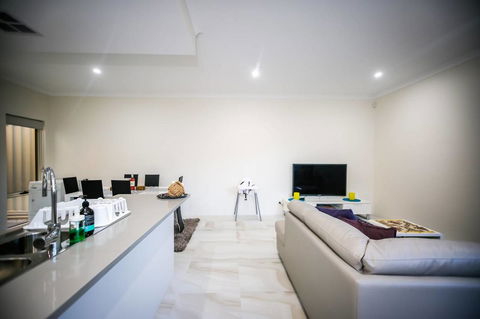 VIP Stays - Villa De Burswood Luxury 3BR Suite W/ King Bed FREE WIFI - Accommodation Broome 8