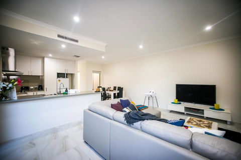 VIP Stays - Villa De Burswood Luxury 3BR Suite W/ King Bed FREE WIFI - Accommodation Broome 14