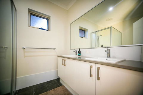 VIP Stays - Villa De Burswood Luxury 3BR Suite W/ King Bed FREE WIFI - Accommodation Broome 3