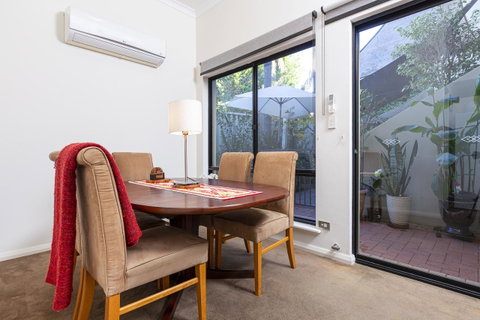 Como Executive Apartment - Accommodation Broome 10