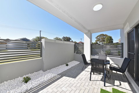 Modern Apartment Redcliffe Near Perth Airport: 0126 - Accommodation Broome 33