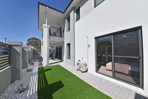 Modern Apartment Redcliffe Near Perth Airport: 0126 - Accommodation Broome 34