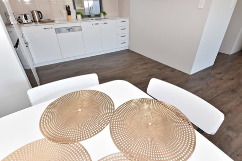 Modern Apartment Redcliffe Near Perth Airport: 0126 - Accommodation Broome 24