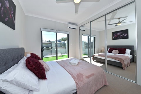 Modern Apartment Redcliffe Near Perth Airport: 0126 - Accommodation Broome 4