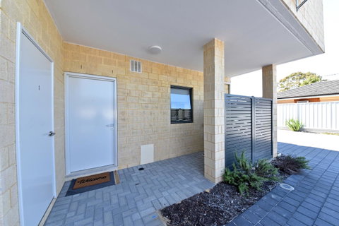 Modern Apartment Redcliffe Near Perth Airport: 0126 - Accommodation Broome 37