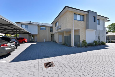 Modern Apartment Redcliffe Near Perth Airport: 0126 - Accommodation Broome 40