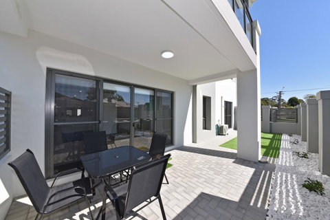 Modern Apartment Redcliffe Near Perth Airport: 0126 - Accommodation Broome 30