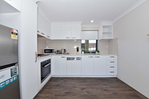 Modern Apartment Redcliffe Near Perth Airport: 0126 - Accommodation Broome 22
