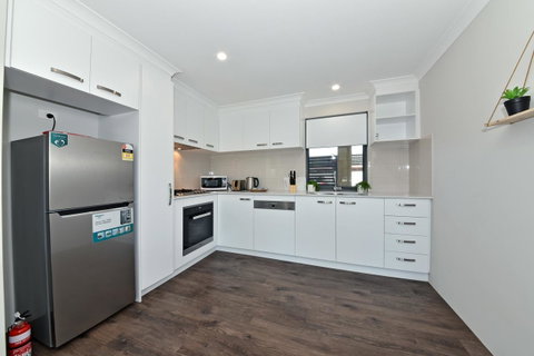 Modern Apartment Redcliffe Near Perth Airport: 0126 - Accommodation Broome 19