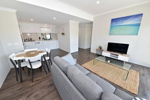 Modern Apartment Redcliffe Near Perth Airport: 0126 - Accommodation Broome 15