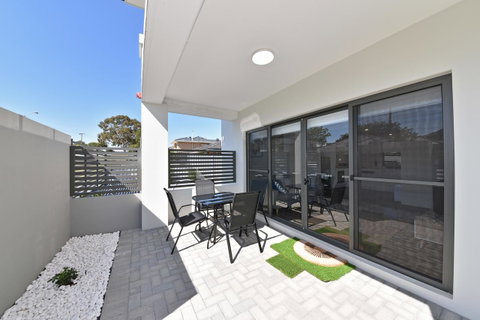 Modern Apartment Redcliffe Near Perth Airport: 0126 - Accommodation Broome 32
