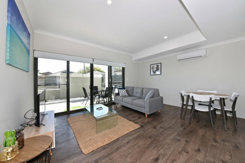 Modern Apartment Redcliffe Near Perth Airport: 0126 - Accommodation Broome 1