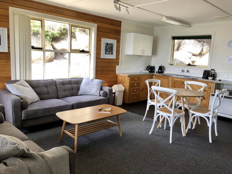 BINALONG BEACH COTTAGE Beachfront At Bay Of Fires Next To Restaurant - Accommodation Broome 2