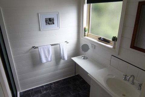 BINALONG BEACH COTTAGE Beachfront At Bay Of Fires Next To Restaurant - Accommodation Broome 7