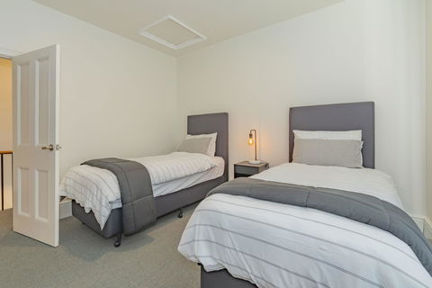 4 Bedroom House - Hobart CBD - Free Parking - Free WIFI - Accommodation Broome 13