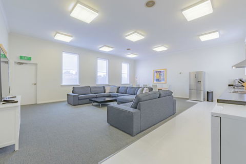 4 Bedroom House - Hobart CBD - Free Parking - Free WIFI - Accommodation Broome 9