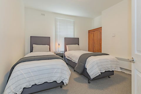 4 Bedroom House - Hobart CBD - Free Parking - Free WIFI - Accommodation Broome 3