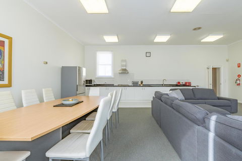 4 Bedroom House - Hobart CBD - Free Parking - Free WIFI - Accommodation Broome 16