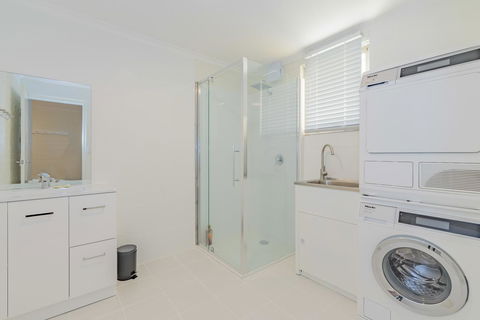 4 Bedroom House - Hobart CBD - Free Parking - Free WIFI - Accommodation Broome 4