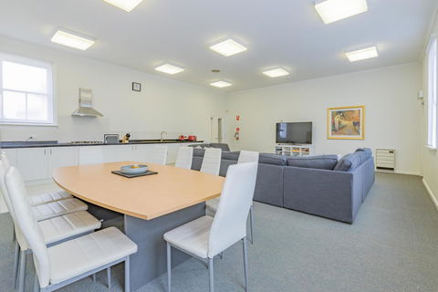 4 Bedroom House - Hobart CBD - Free Parking - Free WIFI - Accommodation Broome 0