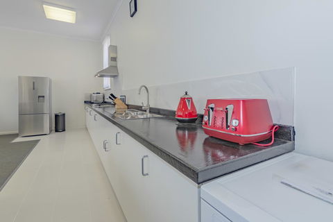 4 Bedroom House - Hobart CBD - Free Parking - Free WIFI - Accommodation Broome 2