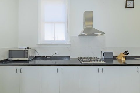 4 Bedroom House - Hobart CBD - Free Parking - Free WIFI - Accommodation Broome 8