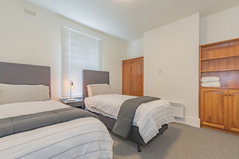 4 Bedroom House - Hobart CBD - Free Parking - Free WIFI - Accommodation Broome 1