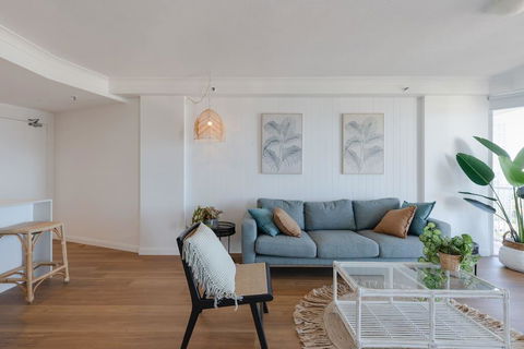 NEW Beautiful 2 Bed Ocean Views In Broadbeach - Accommodation Broome 1
