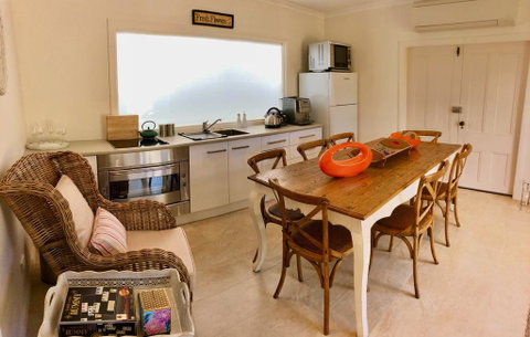 NEW: Tranquil Retreat -The Barn House Ingleside, Northern Beaches - Accommodation Broome 2