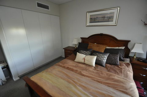 NORTH SYDNEY FULLY SELF CONTAINED MODERN 2 BED APARTMENT (16WAL) - Accommodation Broome 2