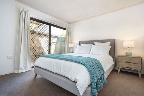 Quiet River Front Escape Walk To Ocean Street & Shops - Accommodation Broome 2