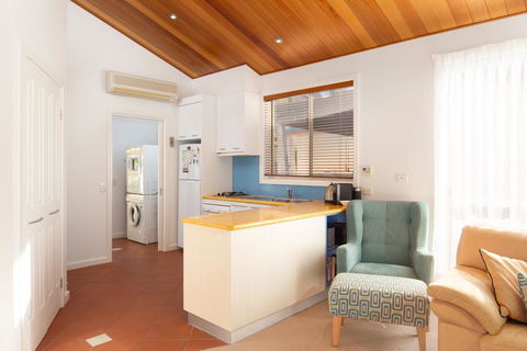 SAILS TWO - INVERLOCH - Accommodation Broome 3