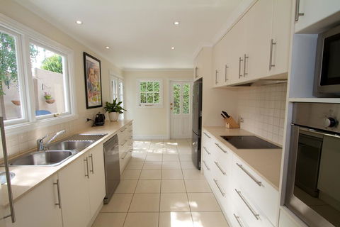 Strahan House - Accommodation Broome 2