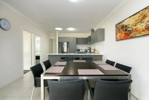 Stunning Home Near Scarborough Beach Sleeps 11 - Accommodation Broome 2