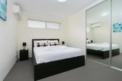 Stunning Home Near Scarborough Beach Sleeps 11 - Accommodation Broome 3