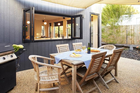 Stylish Living- Fireplace, WiFi, Linen, 4 Bdrm, Beach 850m - Accommodation Broome 3