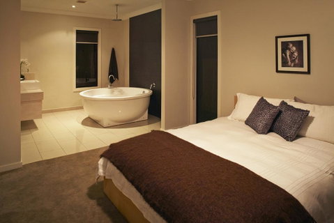 Stylish Living- Fireplace, WiFi, Linen, 4 Bdrm, Beach 850m - Accommodation Broome 2