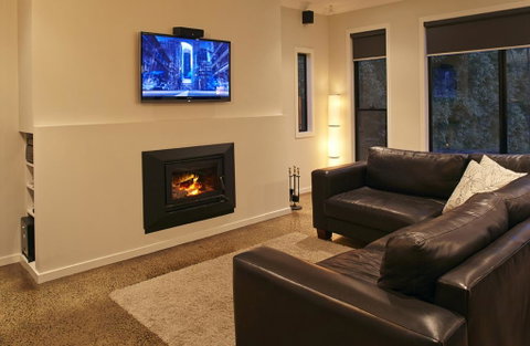 Stylish Living- Fireplace, WiFi, Linen, 4 Bdrm, Beach 850m - Accommodation Broome 1