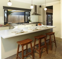 Stylish Living- Fireplace WiFi Linen 4 bdrm Beach 850m - Accommodation Broome