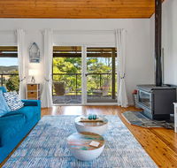 Stylish Renovated Home - Ocean Views - Fireplace - Accommodation Broome