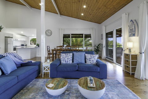 Stylish Renovated Home - Ocean Views - Fireplace - Accommodation Broome 3