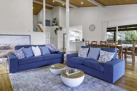 Stylish Renovated Home - Ocean Views - Fireplace - Accommodation Broome 2