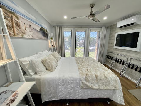 STYLISH UNIT - CLOSE TO DREAMWORLD - Accommodation Broome 0