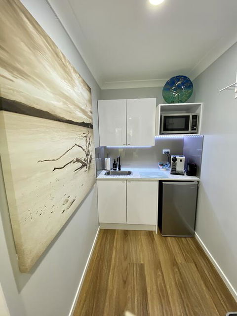 STYLISH UNIT - CLOSE TO DREAMWORLD - Accommodation Broome 3