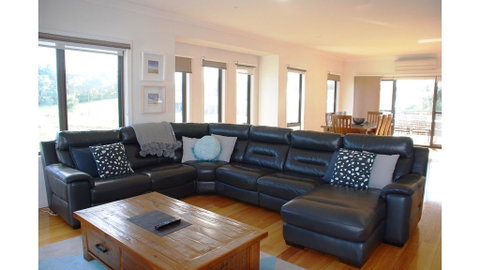 SURFSIDE LAKEVIEWS - FREE WIFI - Accommodation Broome 3