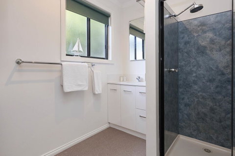 KINGFISHER COTTAGE Beachfront At The Binalong Bay - Accommodation Broome 2