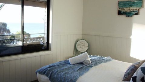 KINGFISHER COTTAGE Beachfront At The Binalong Bay - Accommodation Broome 11