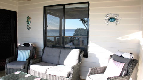 KINGFISHER COTTAGE Beachfront At The Binalong Bay - Accommodation Broome 7