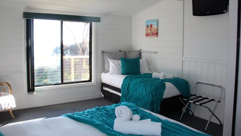 KINGFISHER COTTAGE Beachfront At The Binalong Bay - Accommodation Broome 5